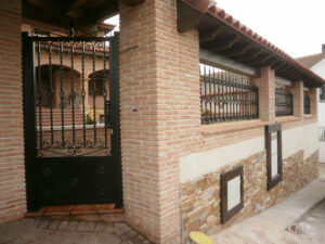 cerrajeria-matesanz_puertas-vallas_cancela-a-juego-con-puerta-de-carrujes-el-vellon